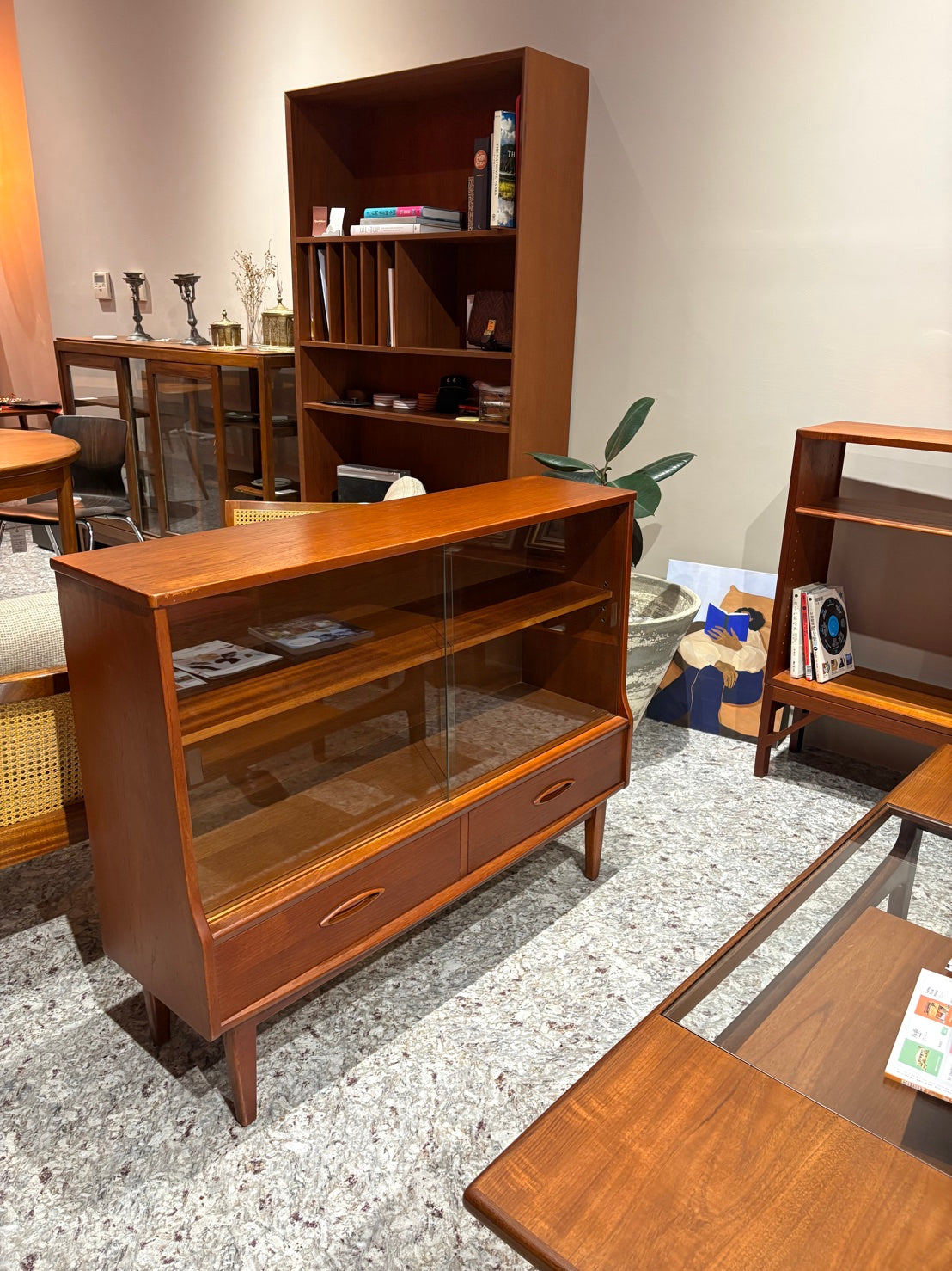 QV26084, 英國, Jentique Teak Display Cabinet, 1960s