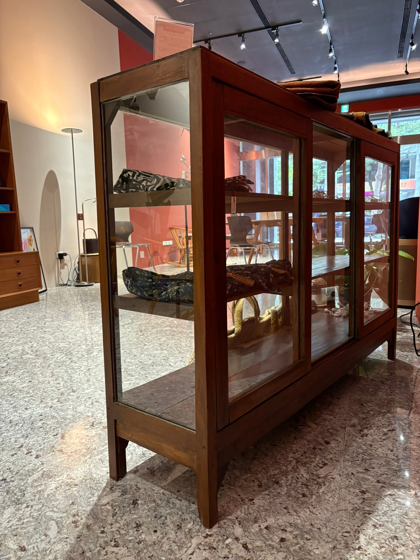 QV25019, 印度, 老柚木滑門玻璃展示櫃