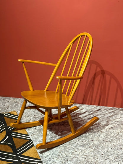 QV25002, 英國 ,ERCOL ,Quaker rocking armchair 扶手搖椅