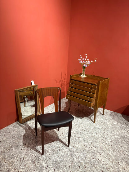 QV25030, 法國 , 展示櫃