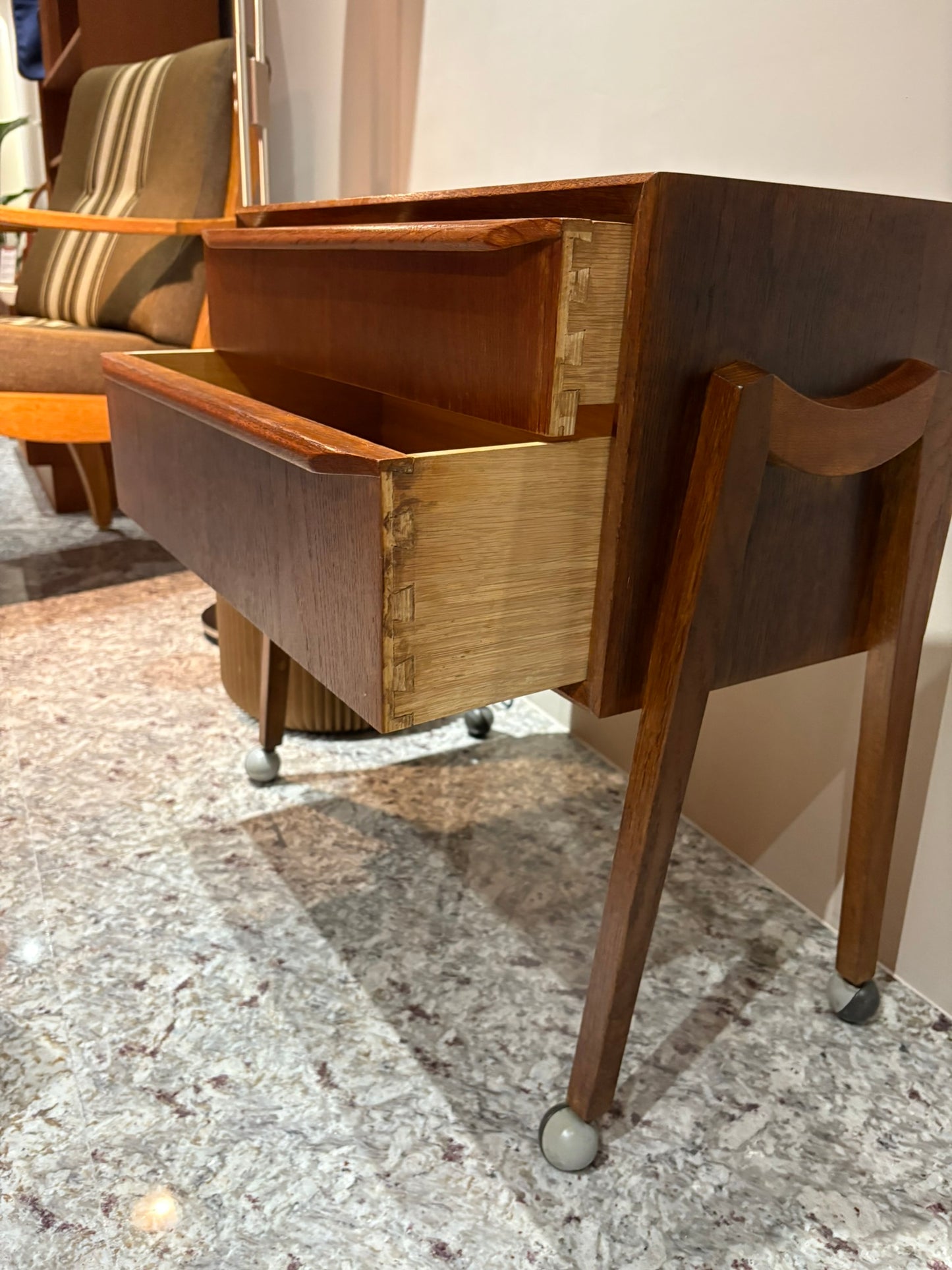 QV25053, 丹麥, sewing chest 縫紉推車