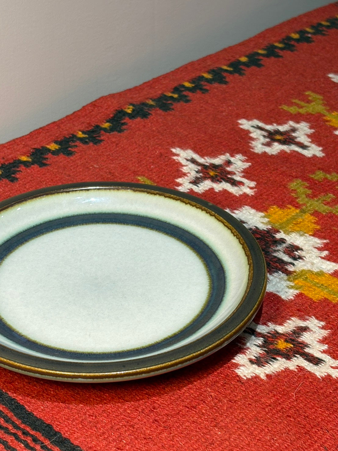 QV26075, 丹麥, Bing & Grøndahl (B&G) , Jens H. Quistgaard,  "Tema" Stoneware Plate (單件販售