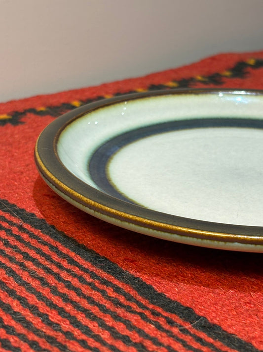 QV26075, 丹麥, Bing & Grøndahl (B&G) , Jens H. Quistgaard,  "Tema" Stoneware Plate (單件販售