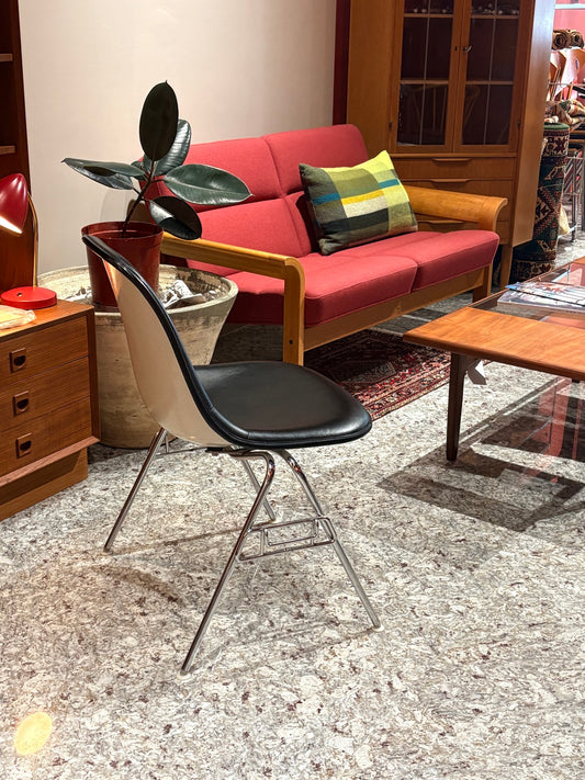 QV26083, Herman Miller Eames Chair DSS, 1970's 日版, white fiberglass shell black vinyl