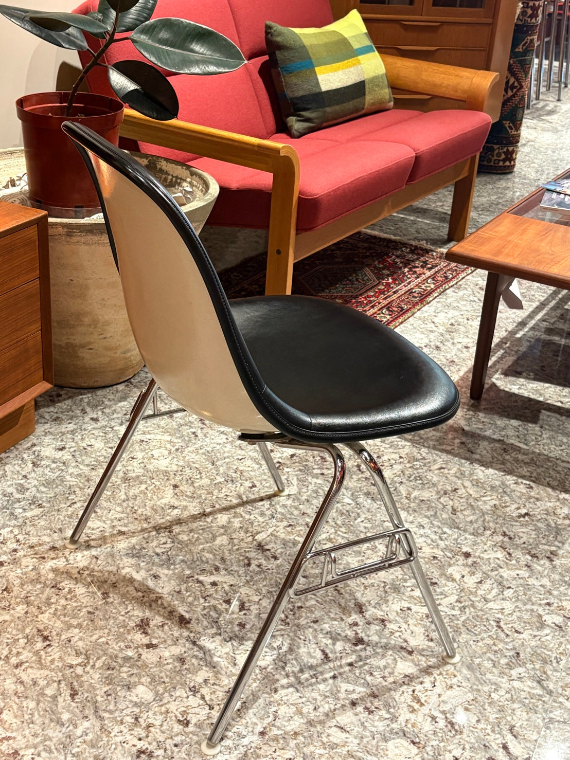 QV26083, Herman Miller Eames Chair DSS, 1970's 日版, white fiberglass shell black vinyl