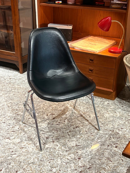 QV26083, Herman Miller Eames Chair DSS, 1970's 日版, white fiberglass shell black vinyl