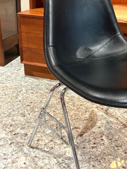 QV26083, Herman Miller Eames Chair DSS, 1970's 日版, white fiberglass shell black vinyl