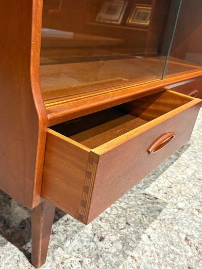 QV26084, 英國, Jentique Teak Display Cabinet, 1960s