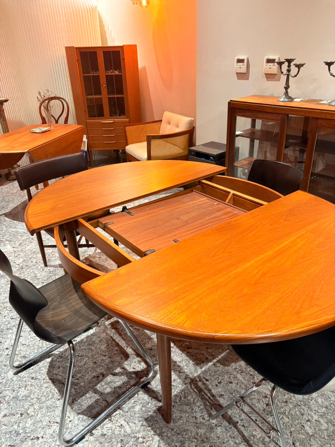 QV26085, 英國, G-Plan Fresco Round Extending Dining Table, 1960s